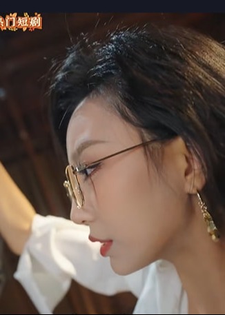 擦边~美女老板求放过-都市言情海报